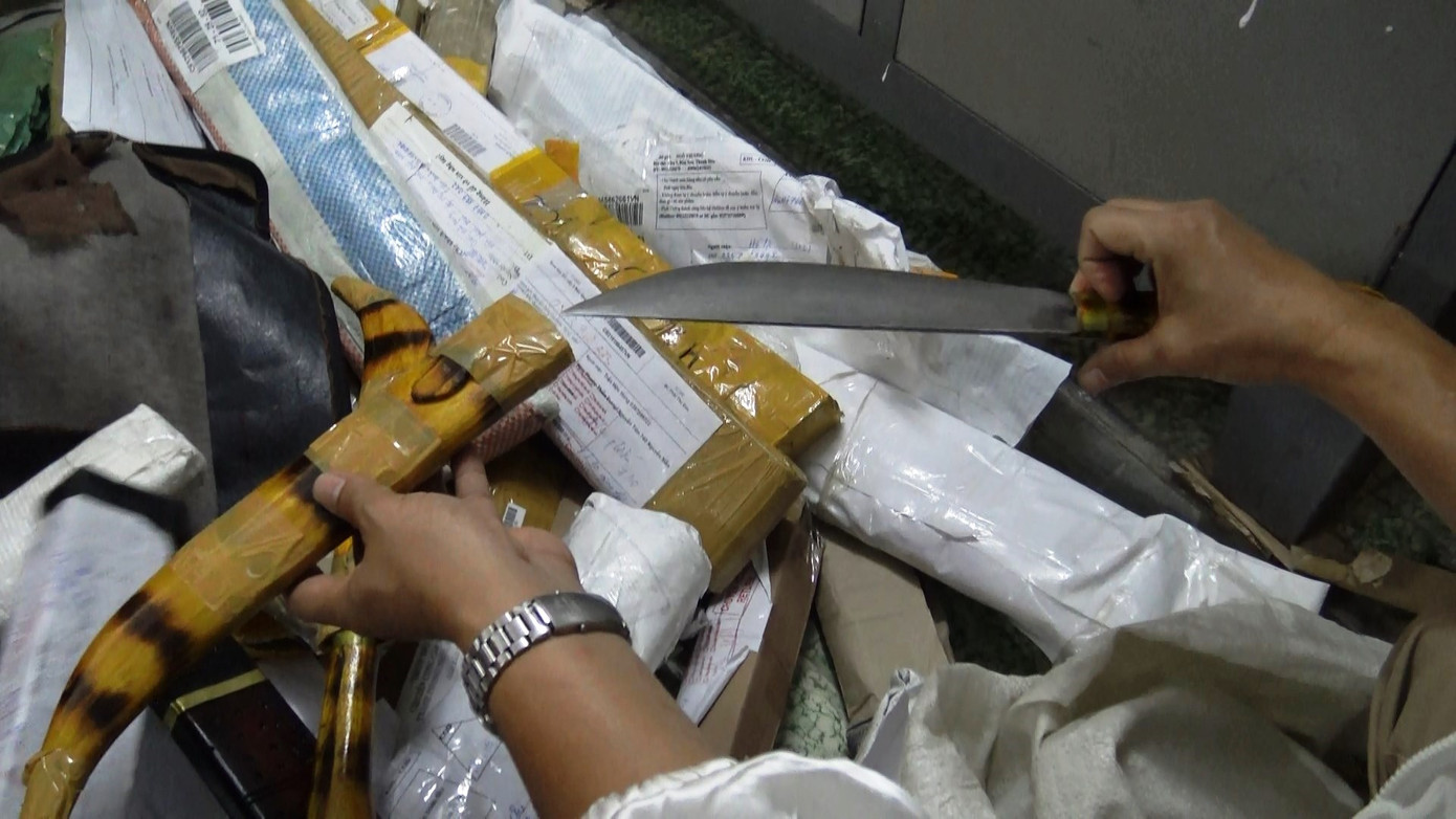 Hơn 1.000 cây đao, kiếm, súng bắn bi trong bưu kiện vào Sài Gòn bị thu giữ ảnh 1