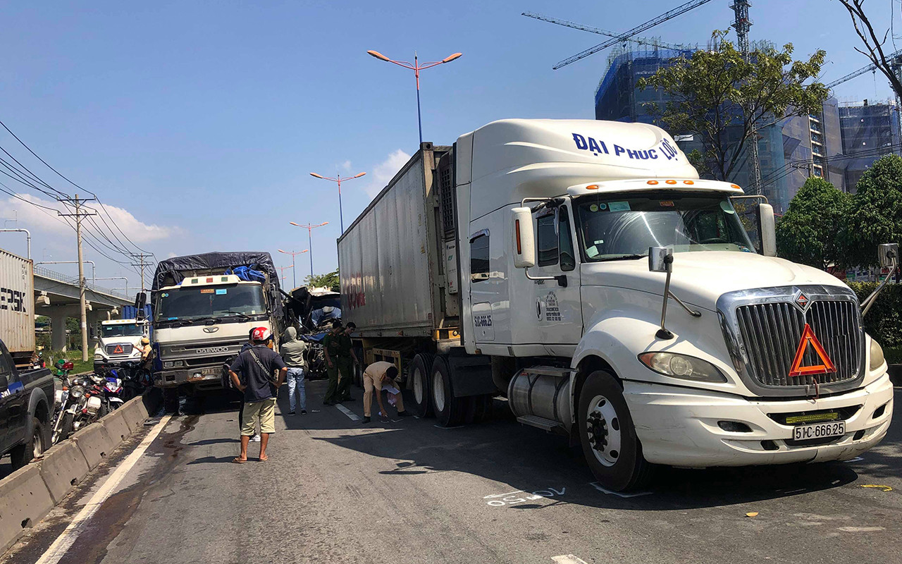 Tai nạn liên hoàn ít nhất 1 người chết, cửa ngõ Sài Gòn kẹt xe nghiêm trọng ảnh 1