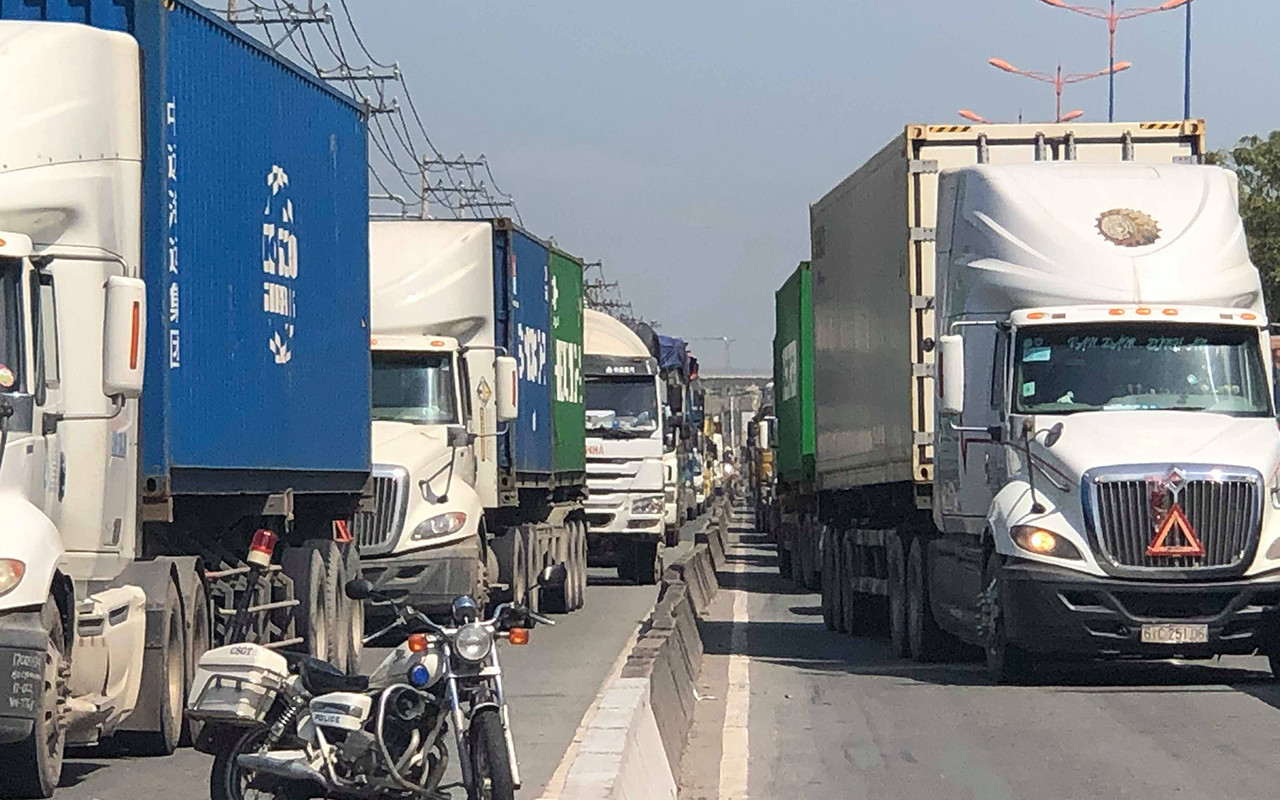 Tai nạn liên hoàn ít nhất 1 người chết, cửa ngõ Sài Gòn kẹt xe nghiêm trọng ảnh 2