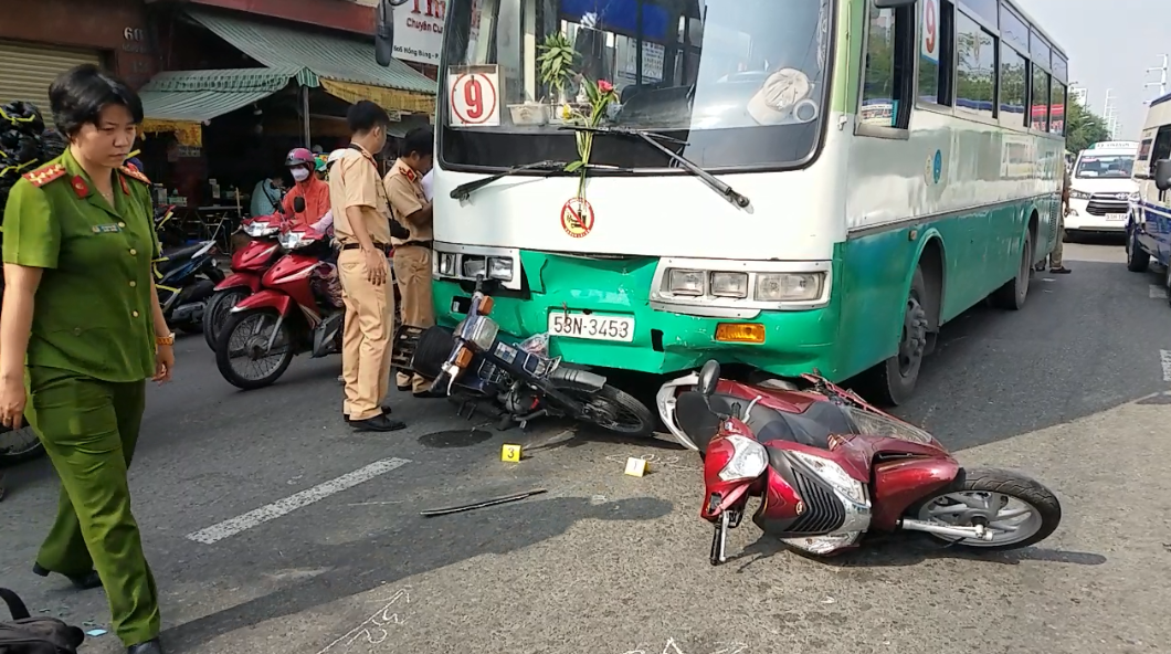 Xe buýt tông cả chục xe máy dừng đèn đỏ trên đường phố Sài Gòn ảnh 1