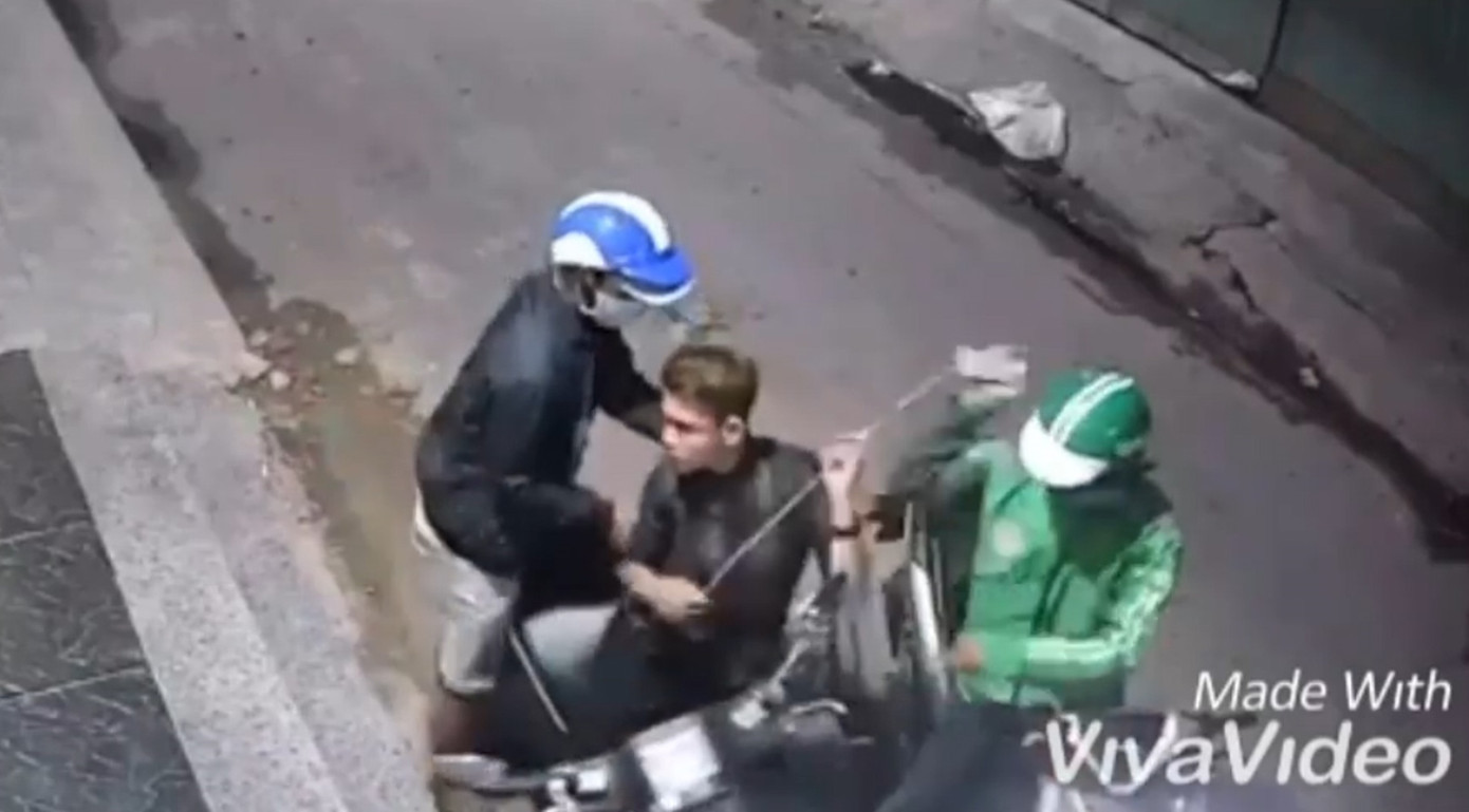 Hai đối tượng táo tợn dí dao vào cổ nam thanh niên cướp xe máy ảnh 1