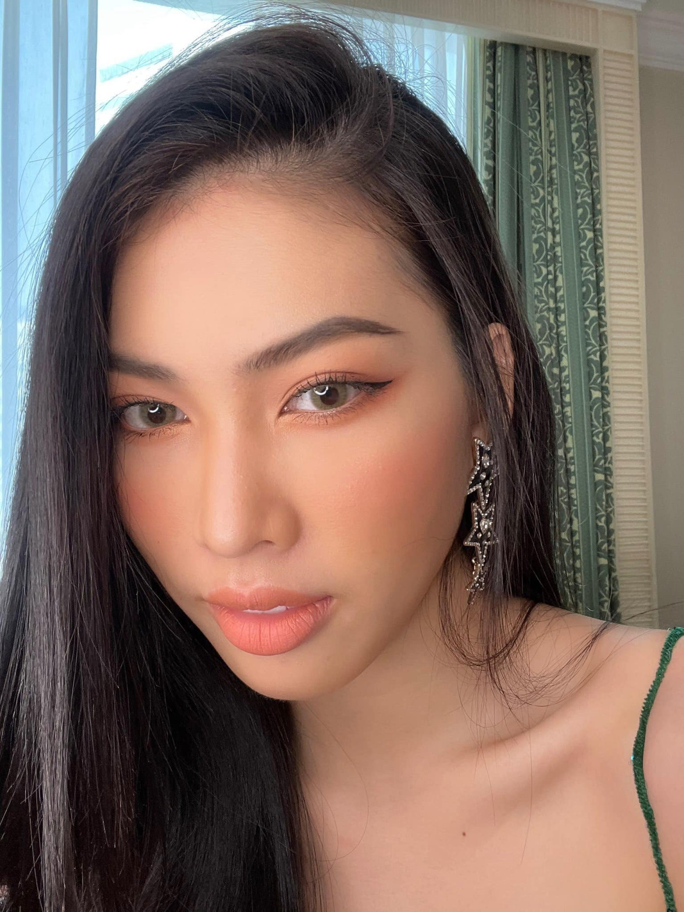 Ngày thứ 2 cách ly ở Thái, Ngọc Thảo diện váy sequin lấp lánh khoe chân dài 1m11 'cực phẩm' ảnh 1