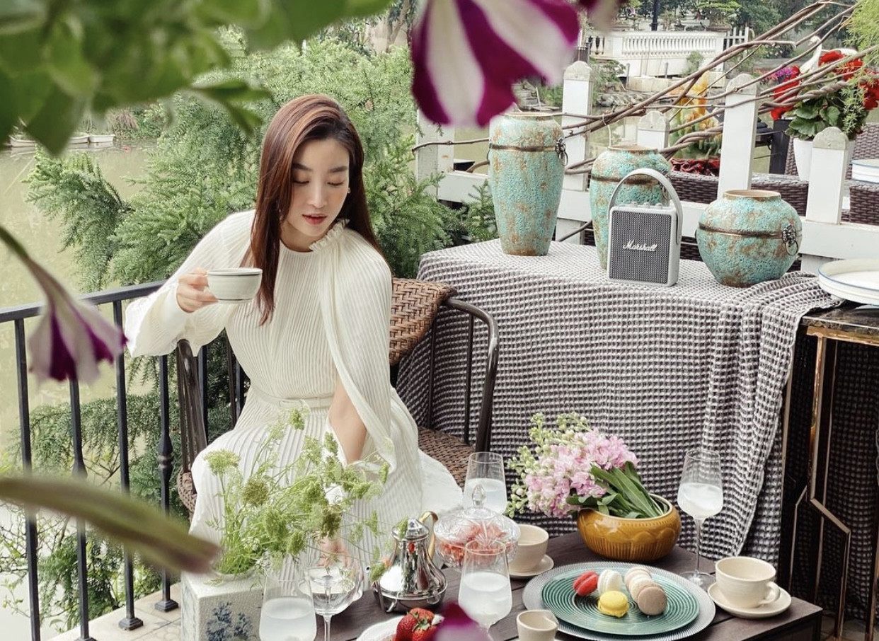 Tiểu Vy khoe thần thái 'đỉnh cao' tựa fashionista, Cẩm Đan vai trần quyến rũ ảnh 14