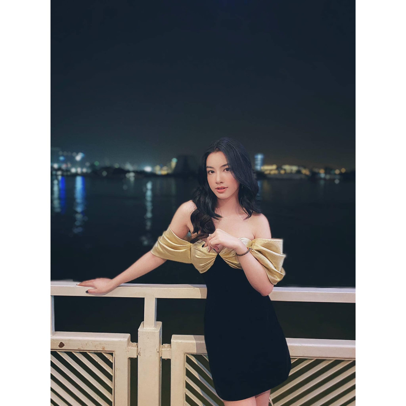 Tiểu Vy khoe thần thái 'đỉnh cao' tựa fashionista, Cẩm Đan vai trần quyến rũ ảnh 5