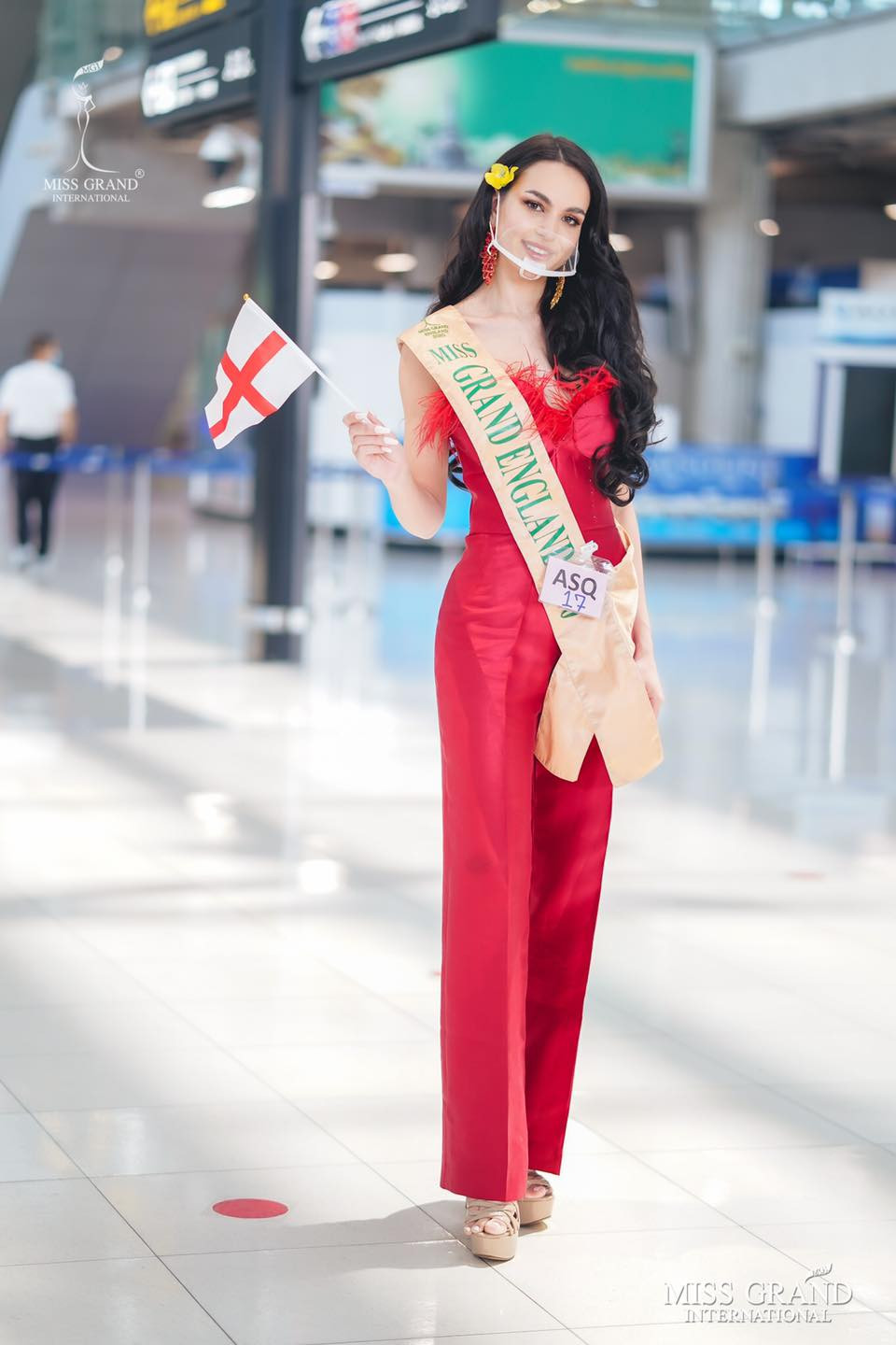 Ngày thứ 2 cách ly ở Thái, Ngọc Thảo diện váy sequin lấp lánh khoe chân dài 1m11 'cực phẩm' ảnh 9