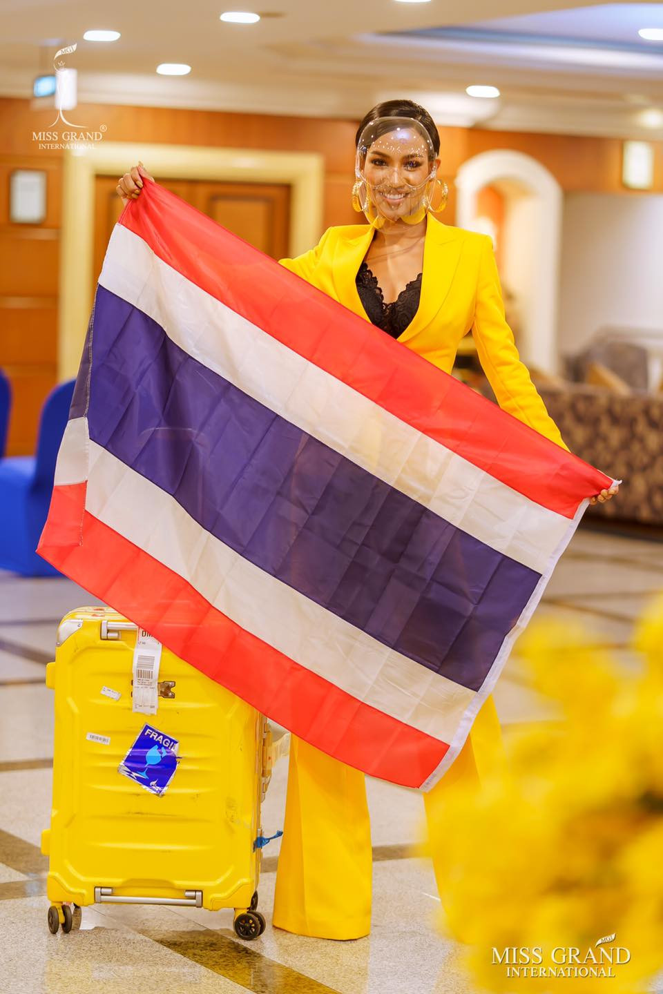 Ngày thứ 2 cách ly ở Thái, Ngọc Thảo diện váy sequin lấp lánh khoe chân dài 1m11 'cực phẩm' ảnh 12