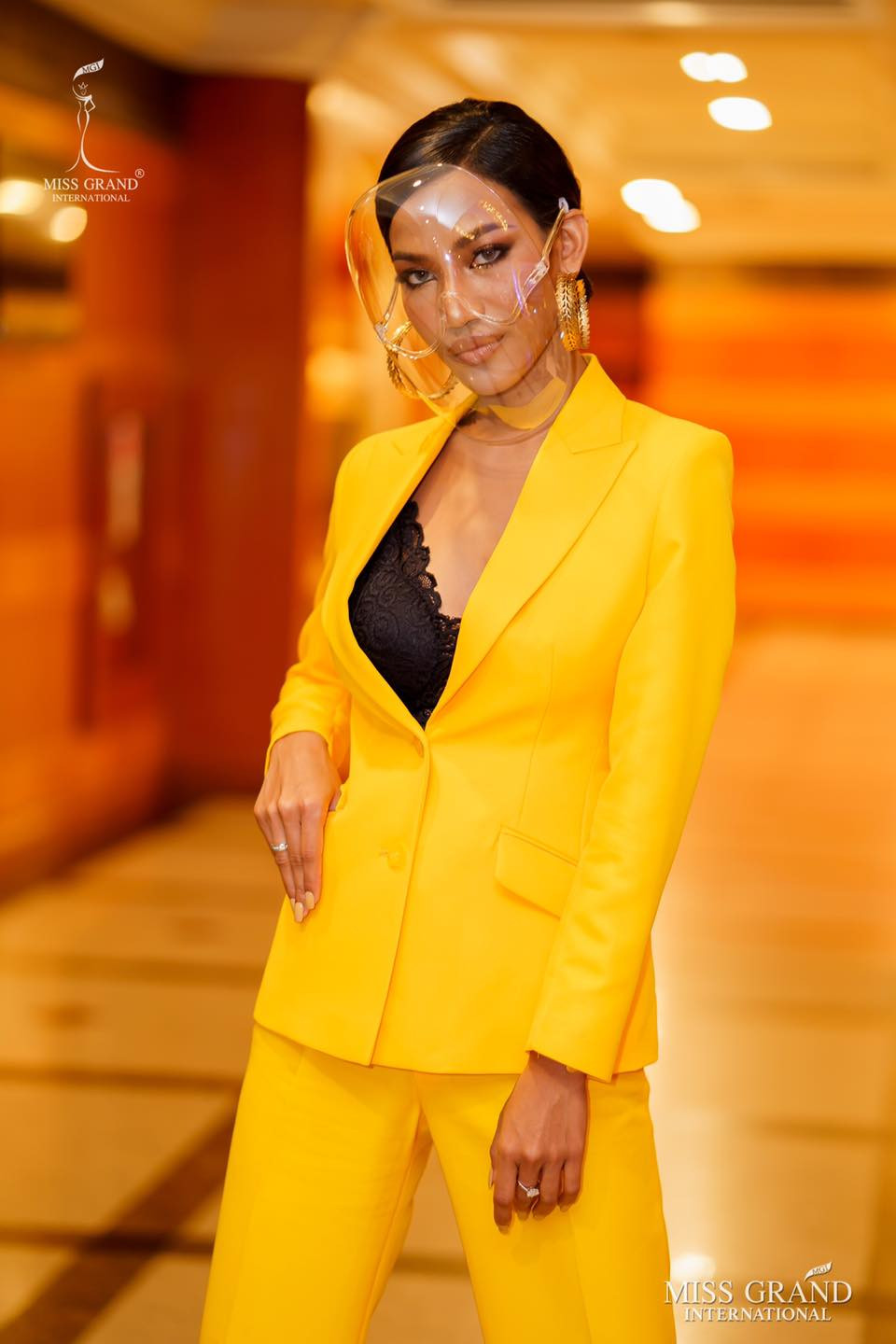 Ngày thứ 2 cách ly ở Thái, Ngọc Thảo diện váy sequin lấp lánh khoe chân dài 1m11 'cực phẩm' ảnh 13