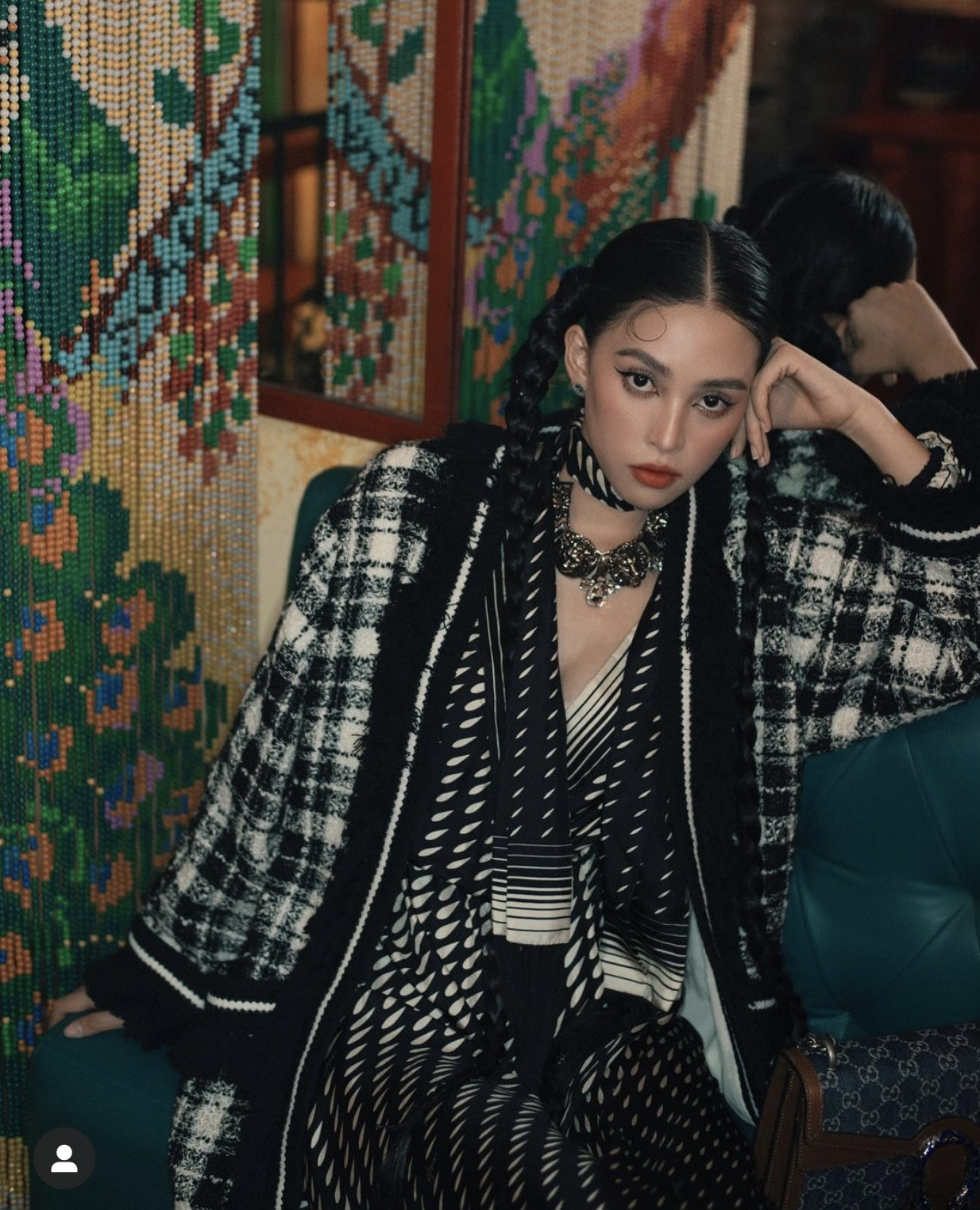 Tiểu Vy khoe thần thái 'đỉnh cao' tựa fashionista, Cẩm Đan vai trần quyến rũ ảnh 2