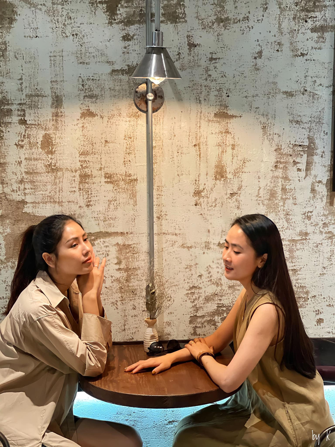 Tiểu Vy khoe thần thái 'đỉnh cao' tựa fashionista, Cẩm Đan vai trần quyến rũ ảnh 8