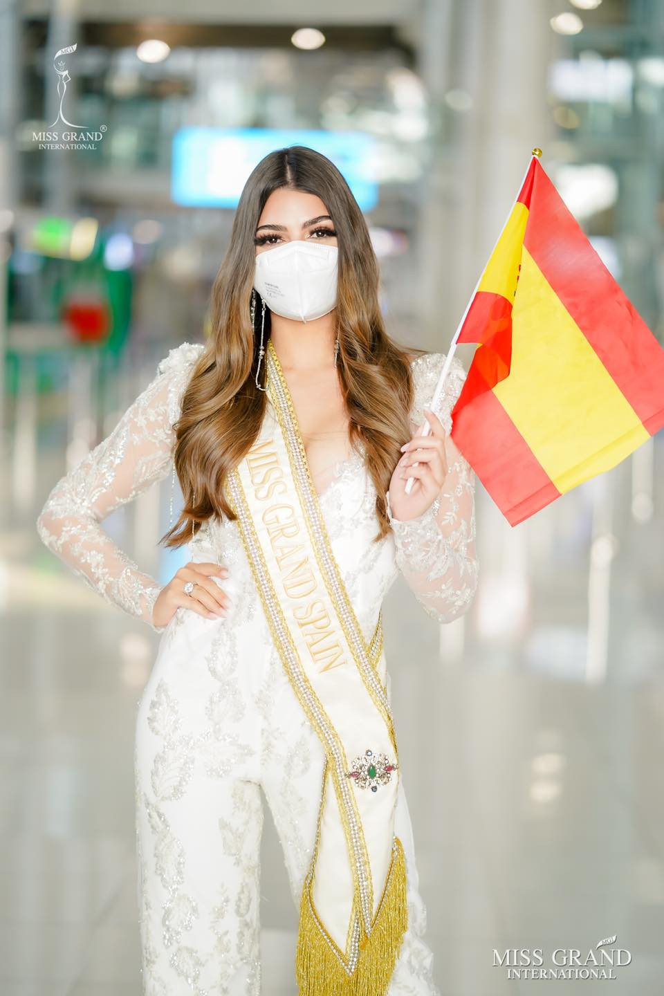 Ngày thứ 2 cách ly ở Thái, Ngọc Thảo diện váy sequin lấp lánh khoe chân dài 1m11 'cực phẩm' ảnh 6