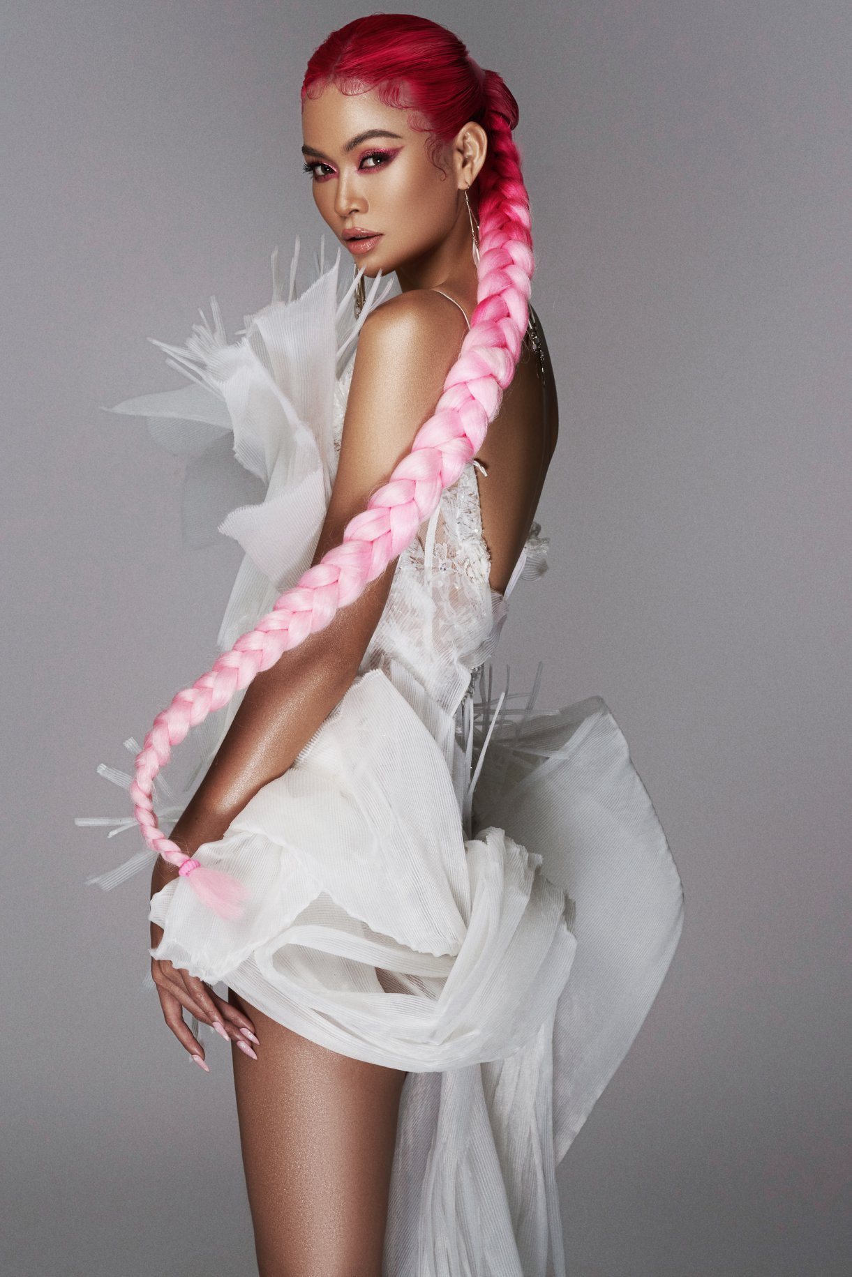 Tiểu Vy khoe thần thái 'đỉnh cao' tựa fashionista, Cẩm Đan vai trần quyến rũ ảnh 9