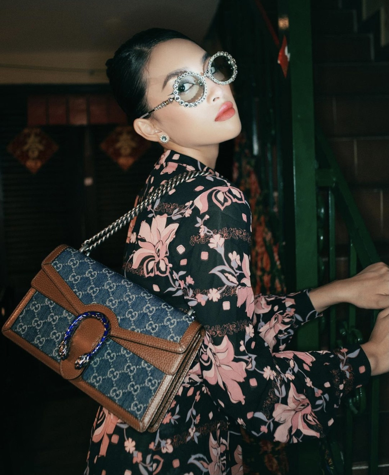 Tiểu Vy khoe thần thái 'đỉnh cao' tựa fashionista, Cẩm Đan vai trần quyến rũ ảnh 1