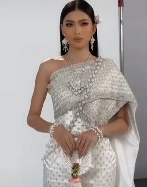 Sau màn catwalk lốc xoáy 3 vòng, Á hậu Ngọc Thảo hóa thân thành gái Thái xinh đẹp khiến fans trầm trồ ảnh 2