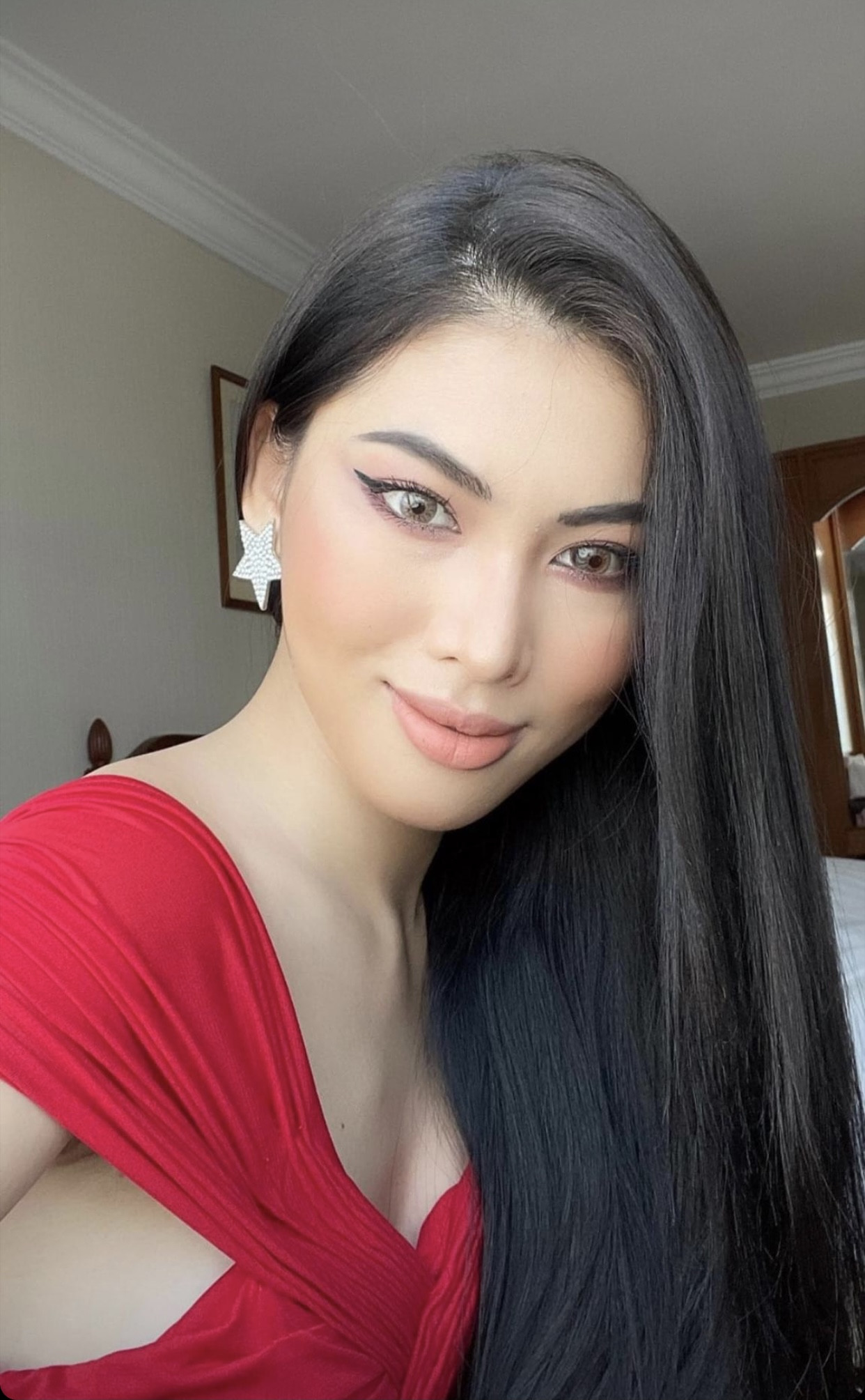 Á hậu Ngọc Thảo quay clip chia sẻ ngày đầu cách ly ở Thái, được fans quốc tế khen hết lời ảnh 2