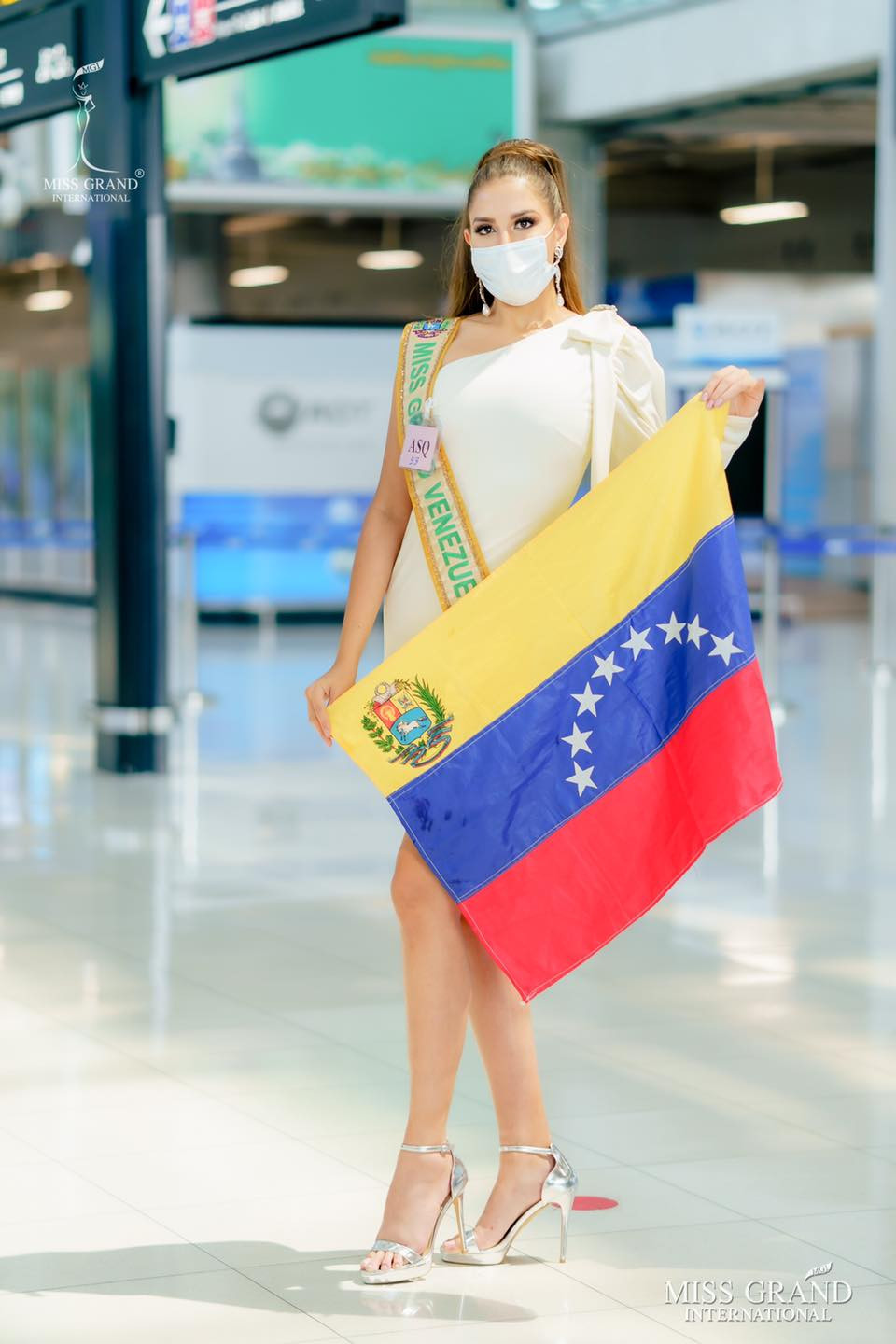 Ngày thứ 2 cách ly ở Thái, Ngọc Thảo diện váy sequin lấp lánh khoe chân dài 1m11 'cực phẩm' ảnh 11