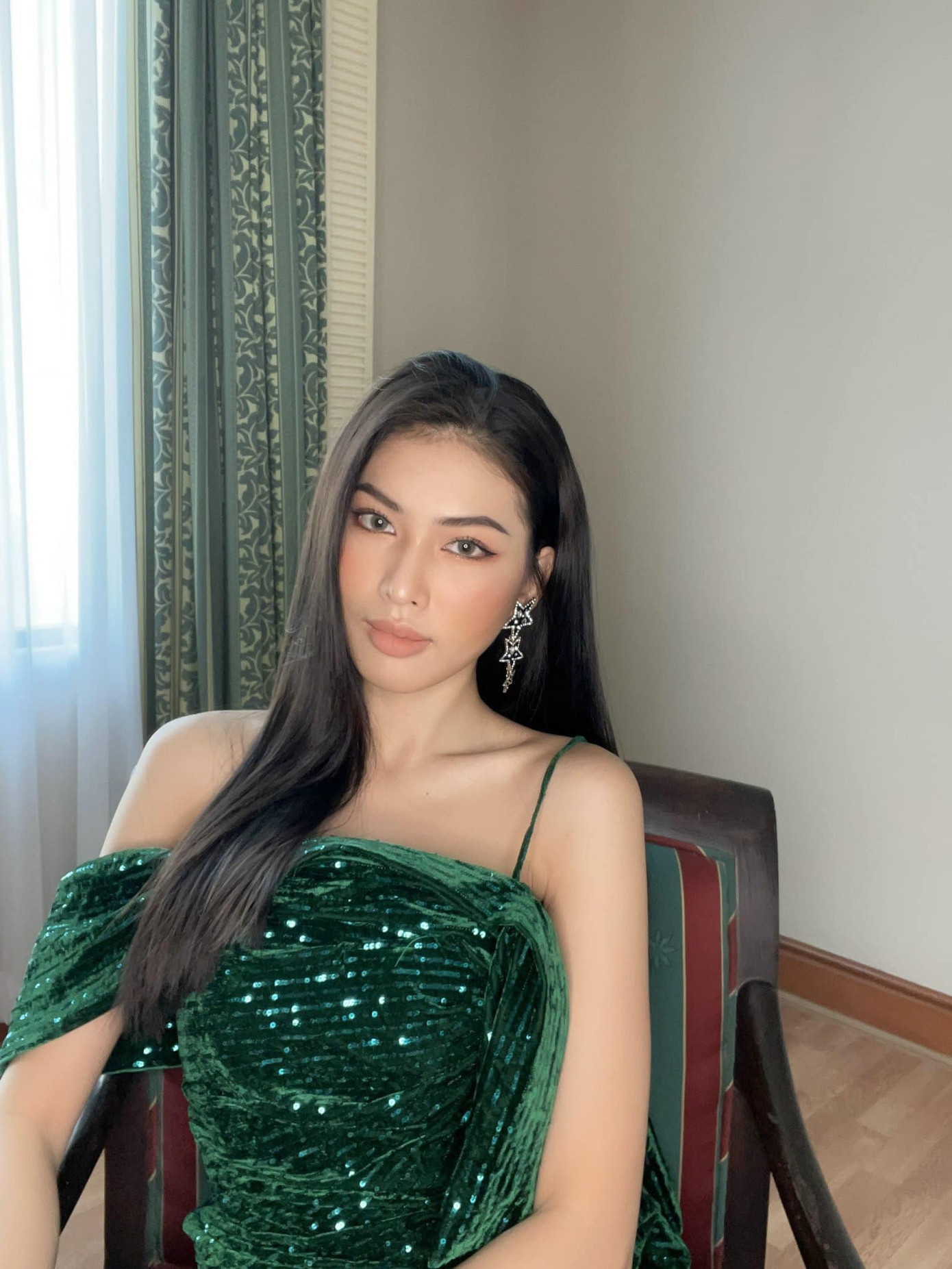 Ngày thứ 2 cách ly ở Thái, Ngọc Thảo diện váy sequin lấp lánh khoe chân dài 1m11 'cực phẩm' ảnh 2