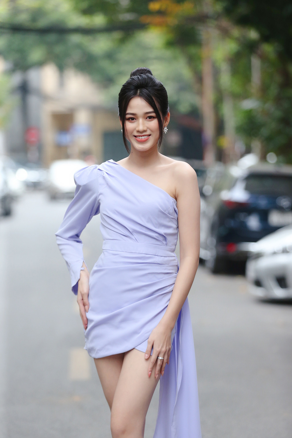 Tiểu Vy khoe thần thái 'đỉnh cao' tựa fashionista, Cẩm Đan vai trần quyến rũ ảnh 16