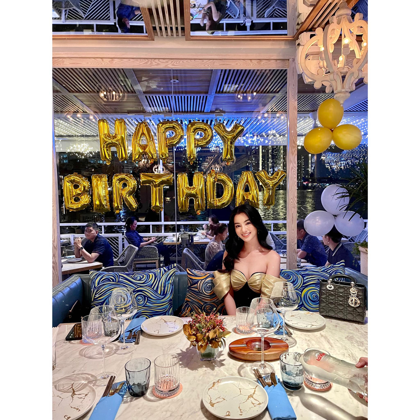 Tiểu Vy khoe thần thái 'đỉnh cao' tựa fashionista, Cẩm Đan vai trần quyến rũ ảnh 4