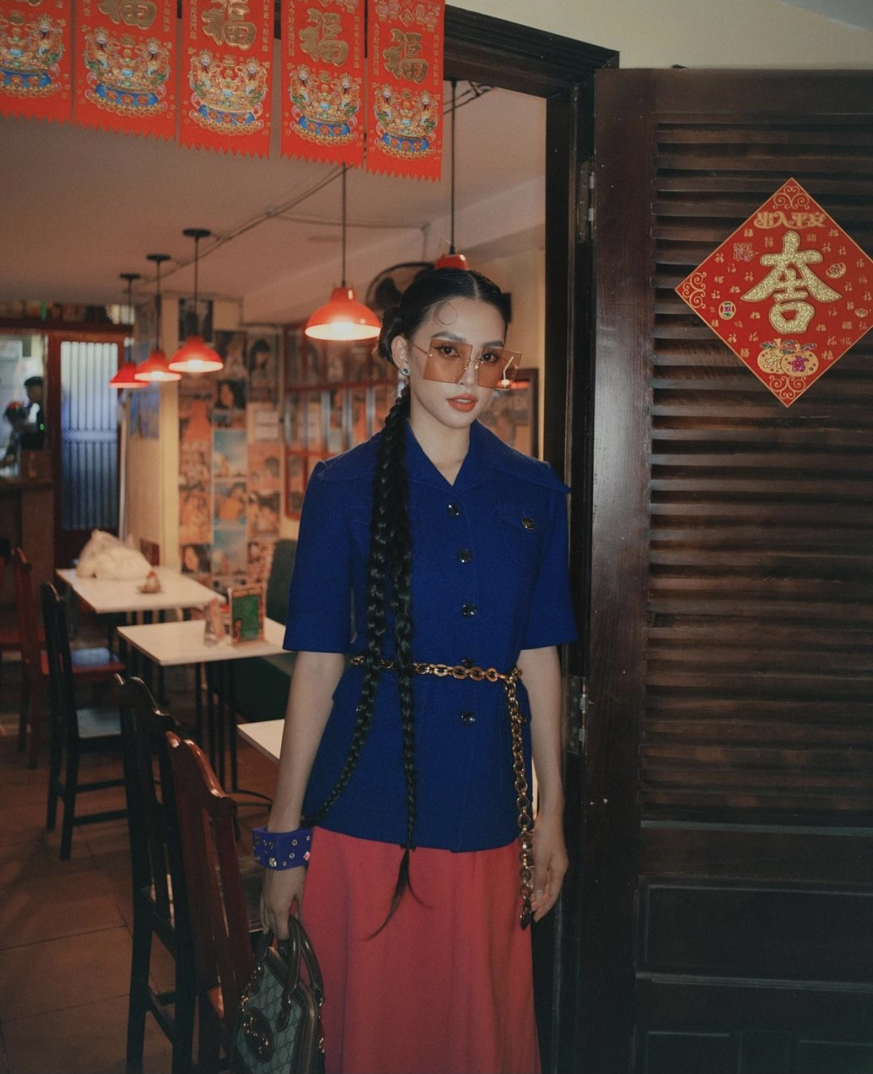 Tiểu Vy khoe thần thái 'đỉnh cao' tựa fashionista, Cẩm Đan vai trần quyến rũ ảnh 3