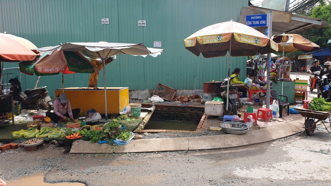 Xe máy lọt hố sâu không rào chắn trên đường đang thi công ở Sài Gòn, một người bị thương ảnh 1