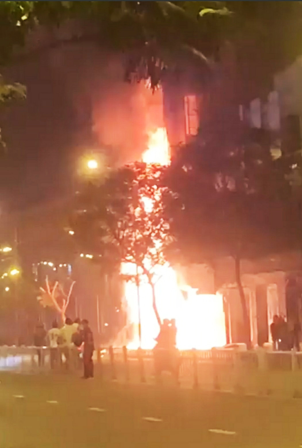 Chi nhánh ngân hàng tại TP HCM cháy ngùn ngụt lúc rạng sáng ảnh 2