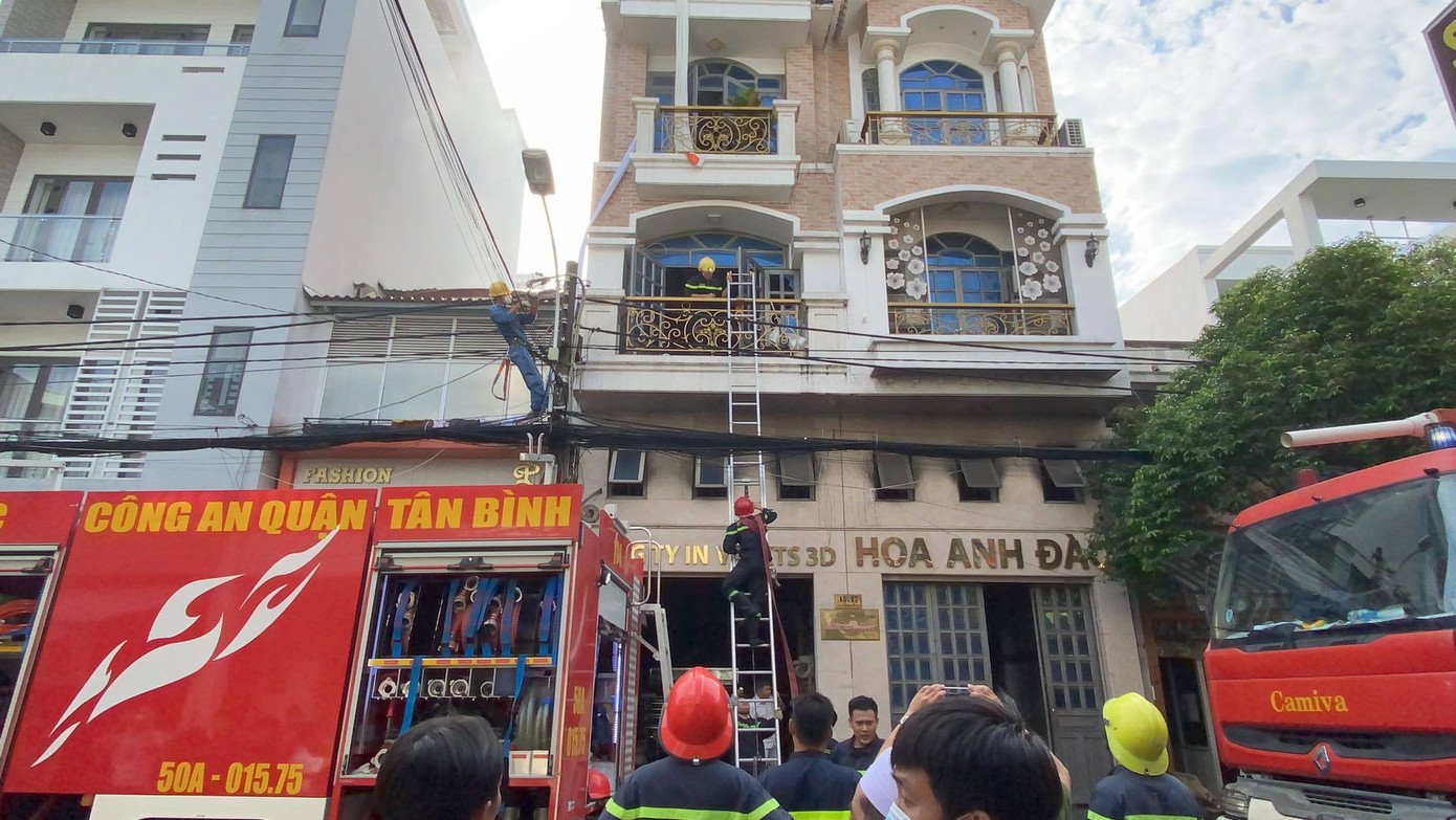 Nhiều người đu dây thoát khỏi nhà cao tầng bốc cháy nghi ngút ở Sài Gòn ảnh 1