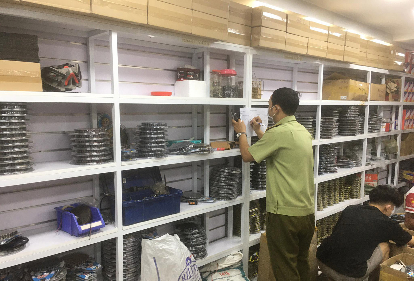 Đột kích nhà kho ở Sài Gòn, phát hiện hơn 4 triệu găng tay y tế qua sử dụng ảnh 3