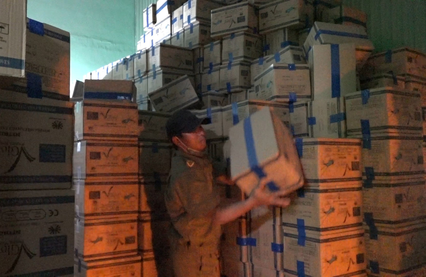 Đột kích nhà kho ở Sài Gòn, phát hiện hơn 4 triệu găng tay y tế qua sử dụng ảnh 1