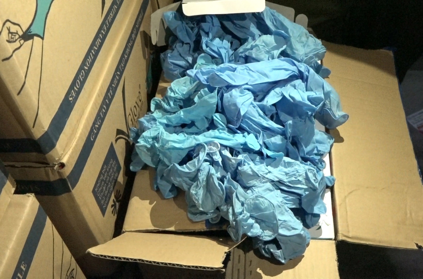 Đột kích nhà kho ở Sài Gòn, phát hiện hơn 4 triệu găng tay y tế qua sử dụng ảnh 2
