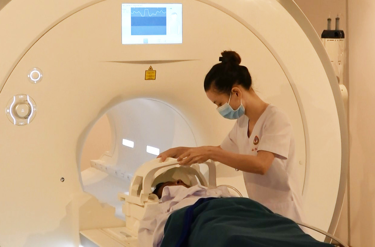 Trực thăng vượt biển đưa ngư dân bị xuất huyết não từ Trường Sa về đất liền điều trị ảnh 1