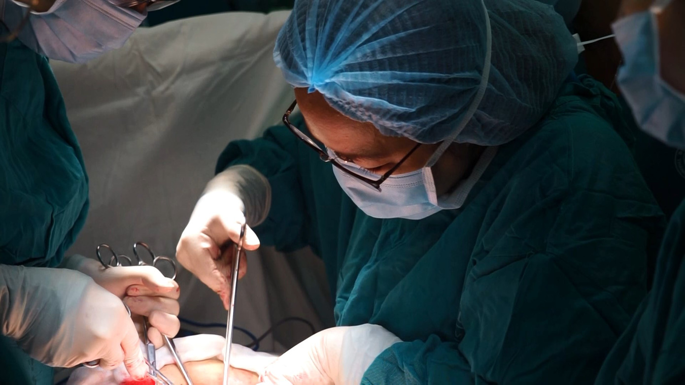 Dù đã đặt vòng nhưng người phụ nữ vẫn có thai ngoài tử cung, nằm trong ổ bụng ảnh 1