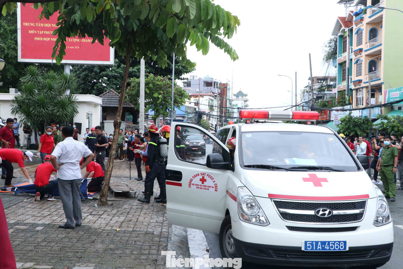 Diễn tập giải cứu 200 người trong đám cháy nhà hàng tiệc cưới ở Sài Gòn ảnh 12