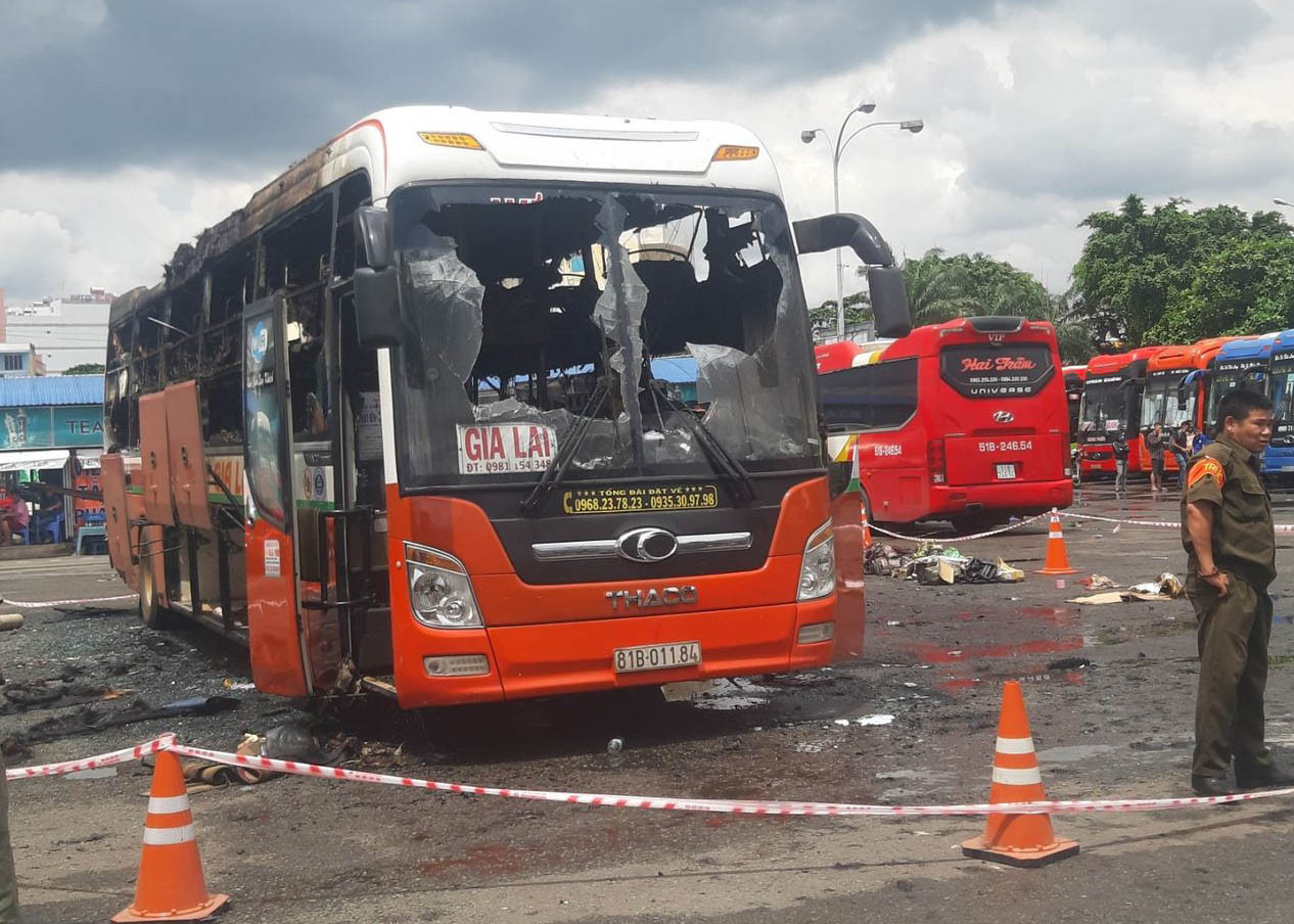 Xe khách đang đậu trong bến bất ngờ cháy trơ khung ảnh 1
