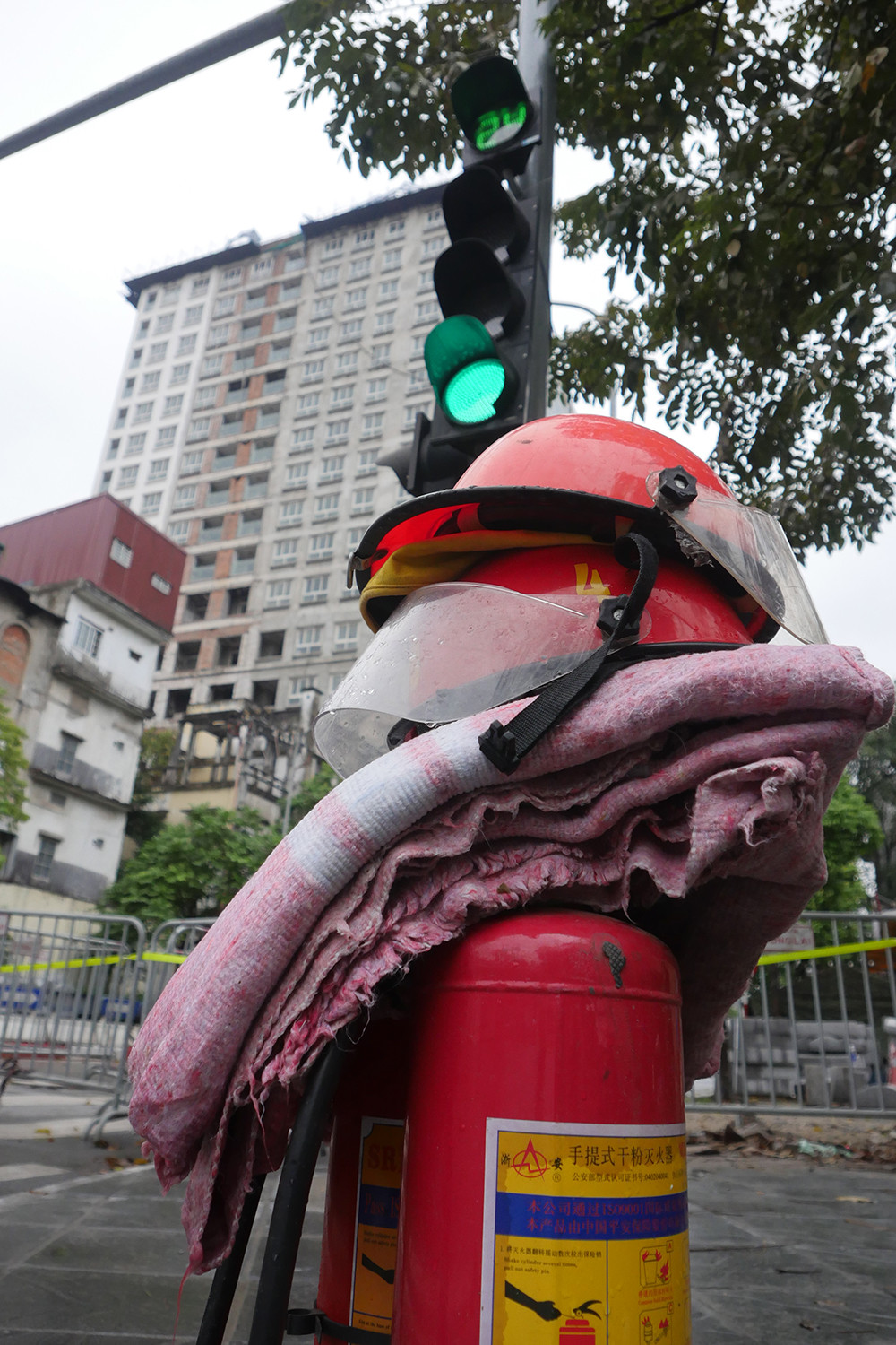 Phong tỏa đường phố, lắp cẩu tháp 'cắt ngọn' thêm hai tầng công trình 8B Lê Trực ảnh 3 Phong tỏa đường phố, lắp cẩu tháp 'cắt ngọn' thêm hai tầng công trình 8B Lê Trực ảnh 3