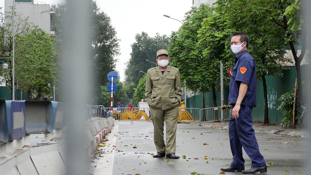 Phong tỏa đường phố, lắp cẩu tháp 'cắt ngọn' thêm hai tầng công trình 8B Lê Trực ảnh 10