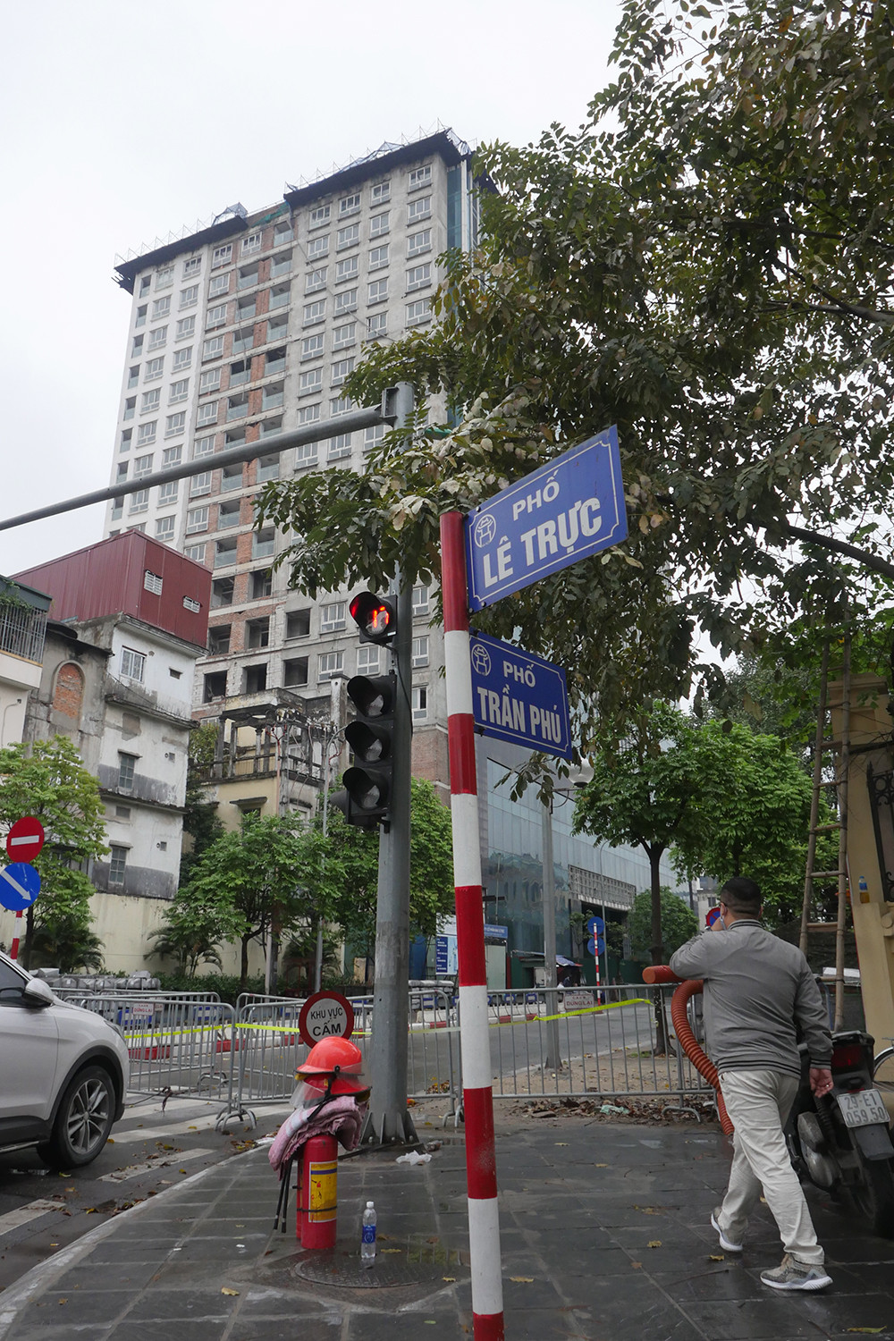Phong tỏa đường phố, lắp cẩu tháp 'cắt ngọn' thêm hai tầng công trình 8B Lê Trực ảnh 6