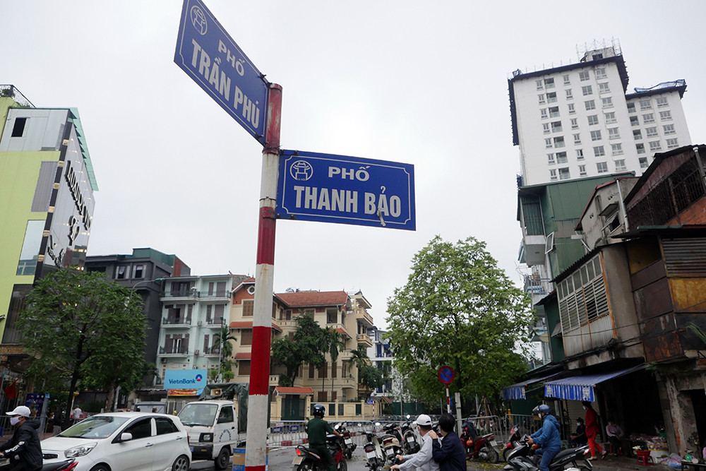 Phong tỏa đường phố, lắp cẩu tháp 'cắt ngọn' thêm hai tầng công trình 8B Lê Trực ảnh 9