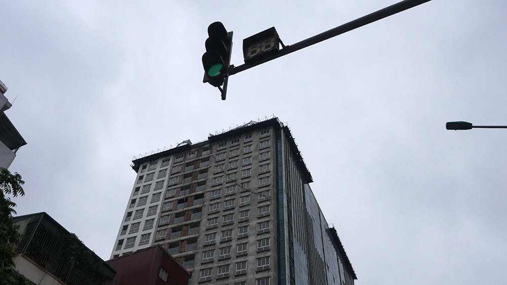 Phong tỏa đường phố, lắp cẩu tháp 'cắt ngọn' thêm hai tầng công trình 8B Lê Trực ảnh 4