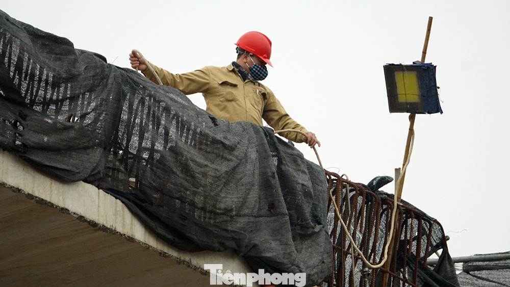 Công nhân đeo khẩu trang căng sức làm việc trên công trường đường vành đai 2 ảnh 7