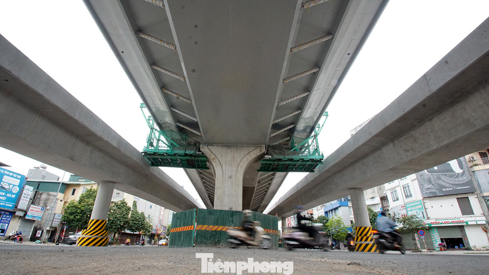 Công nhân đeo khẩu trang căng sức làm việc trên công trường đường vành đai 2 ảnh 13