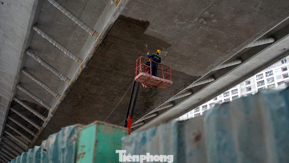 Công nhân đeo khẩu trang căng sức làm việc trên công trường đường vành đai 2 ảnh 14