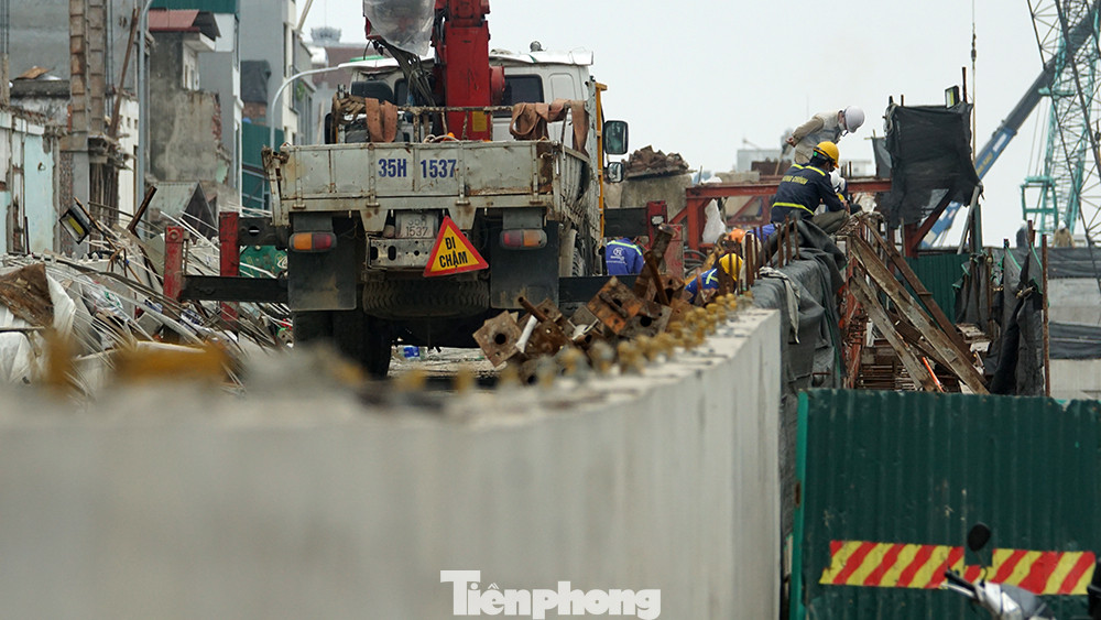 Công nhân đeo khẩu trang căng sức làm việc trên công trường đường vành đai 2 ảnh 8