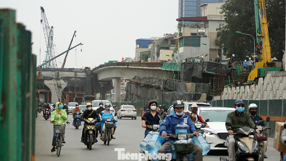Công nhân đeo khẩu trang căng sức làm việc trên công trường đường vành đai 2 ảnh 12