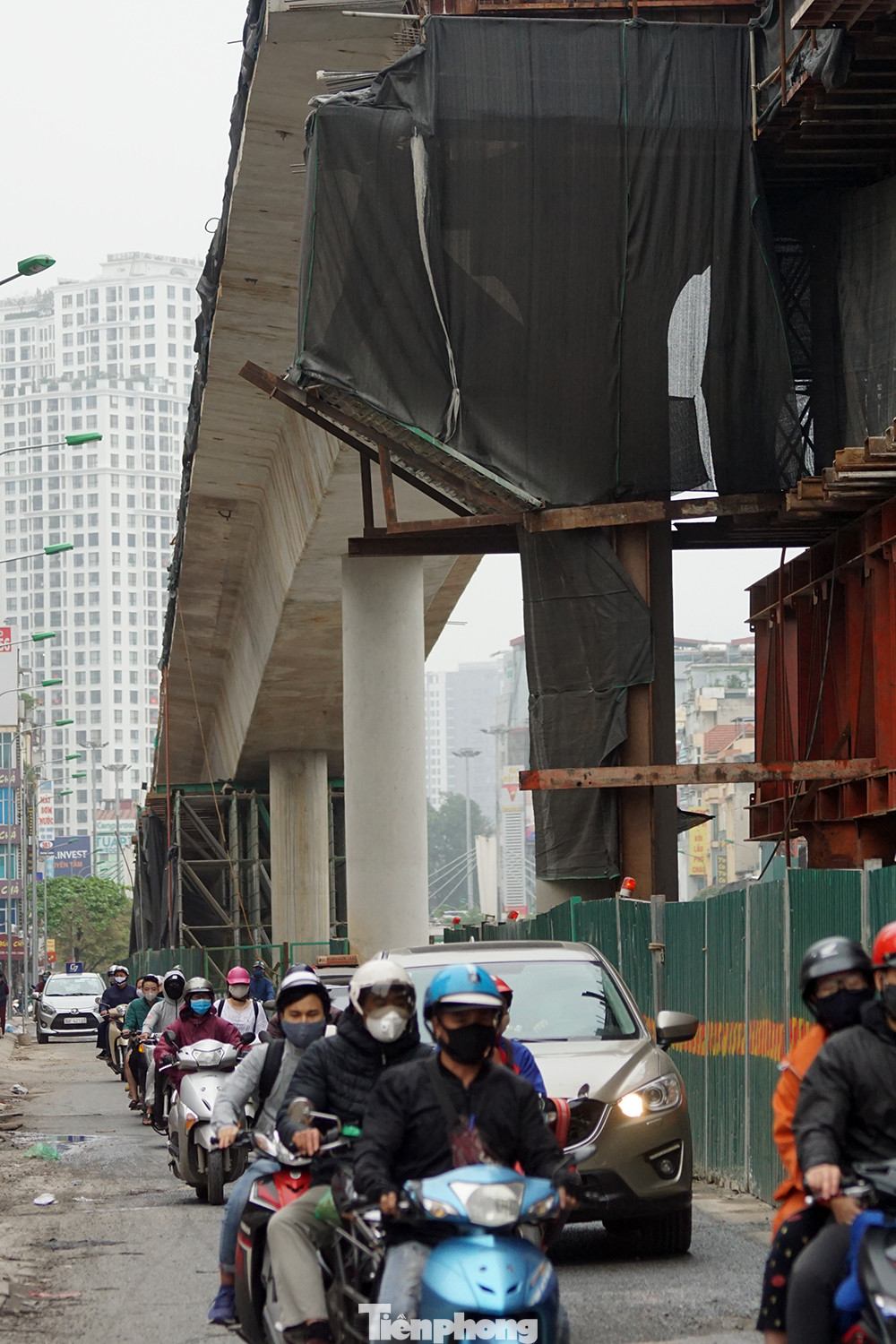 Công nhân đeo khẩu trang căng sức làm việc trên công trường đường vành đai 2 ảnh 9