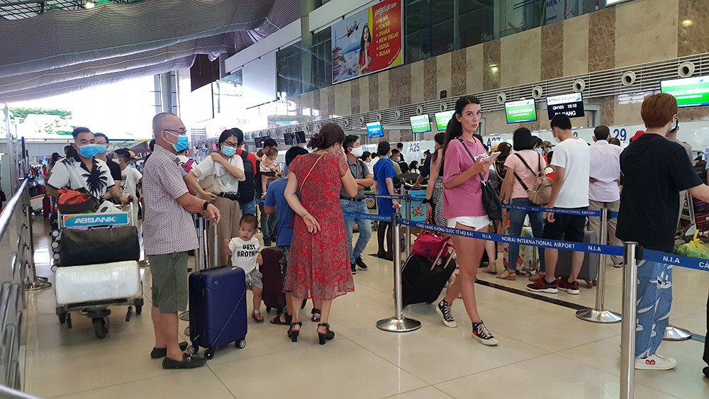 Nhiều người 'quên' đeo khẩu trang ở sân bay Nội Bài ảnh 11