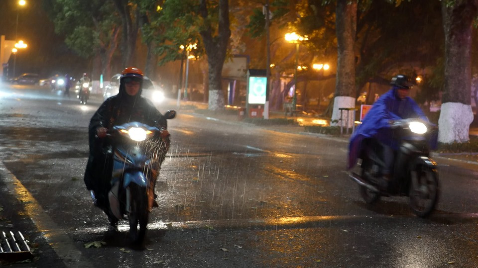 Hà Nội đón ‘mưa vàng’ giải nhiệt sau những ngày nóng kỷ lục ảnh 15