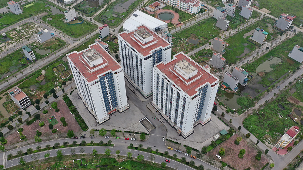 Cảnh sát kiên nhẫn thuyết phục cô gái định trốn khỏi chung cư cách ly ảnh 1