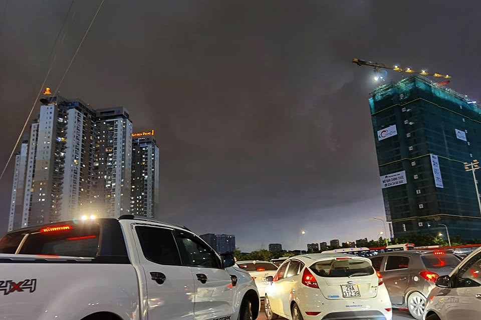 Hà Nội đón ‘mưa vàng’ giải nhiệt sau những ngày nóng kỷ lục ảnh 6