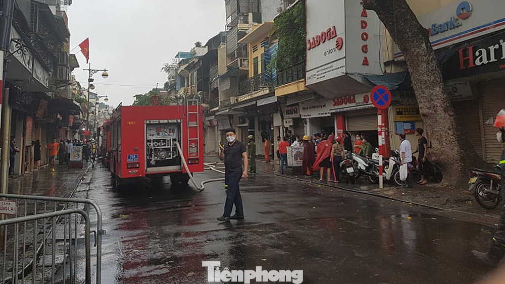 Cháy nhà ở phố Hàng Ngang, dân phố cổ náo loạn ảnh 11