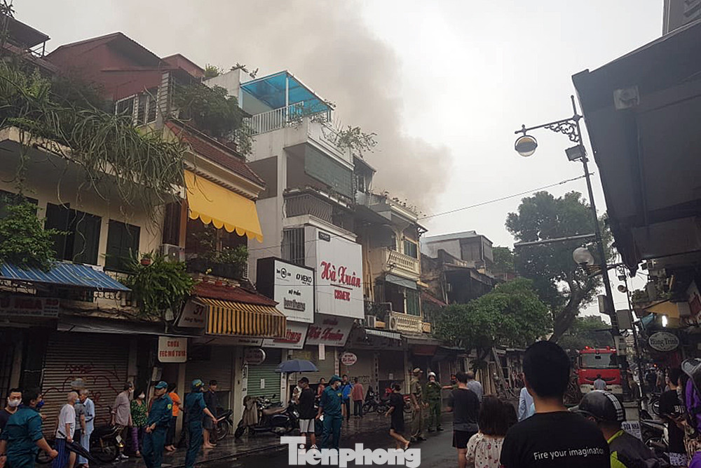 Cháy nhà ở phố Hàng Ngang, dân phố cổ náo loạn ảnh 6